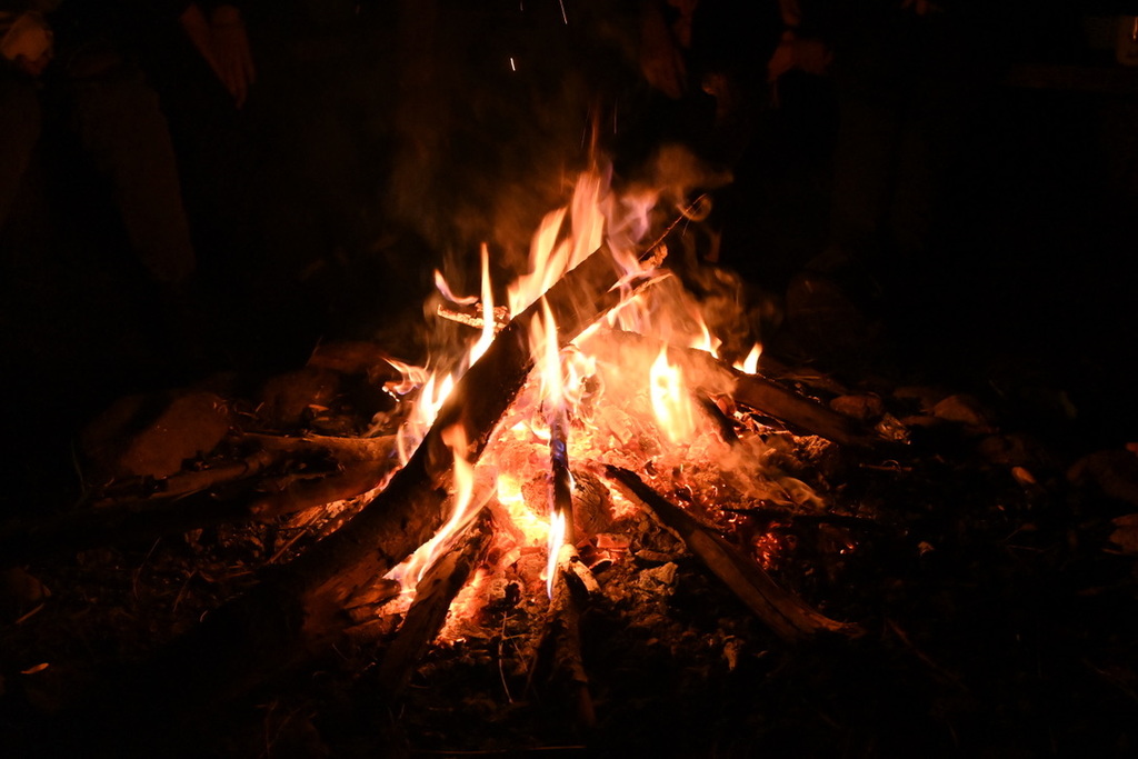 Männerkreis am Feuer auf dem Hof